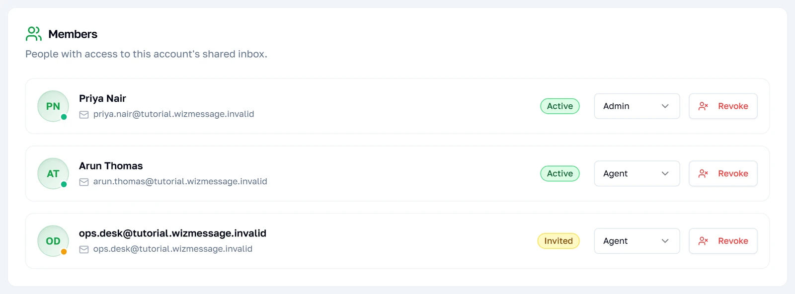 Ang roster na naglilista ng bawat miyembro na may kulay na status dot at role badge