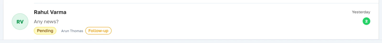 Isang row ng usapan na nagpapakita ng huling mensahe, status, assignee, mga label at unread count